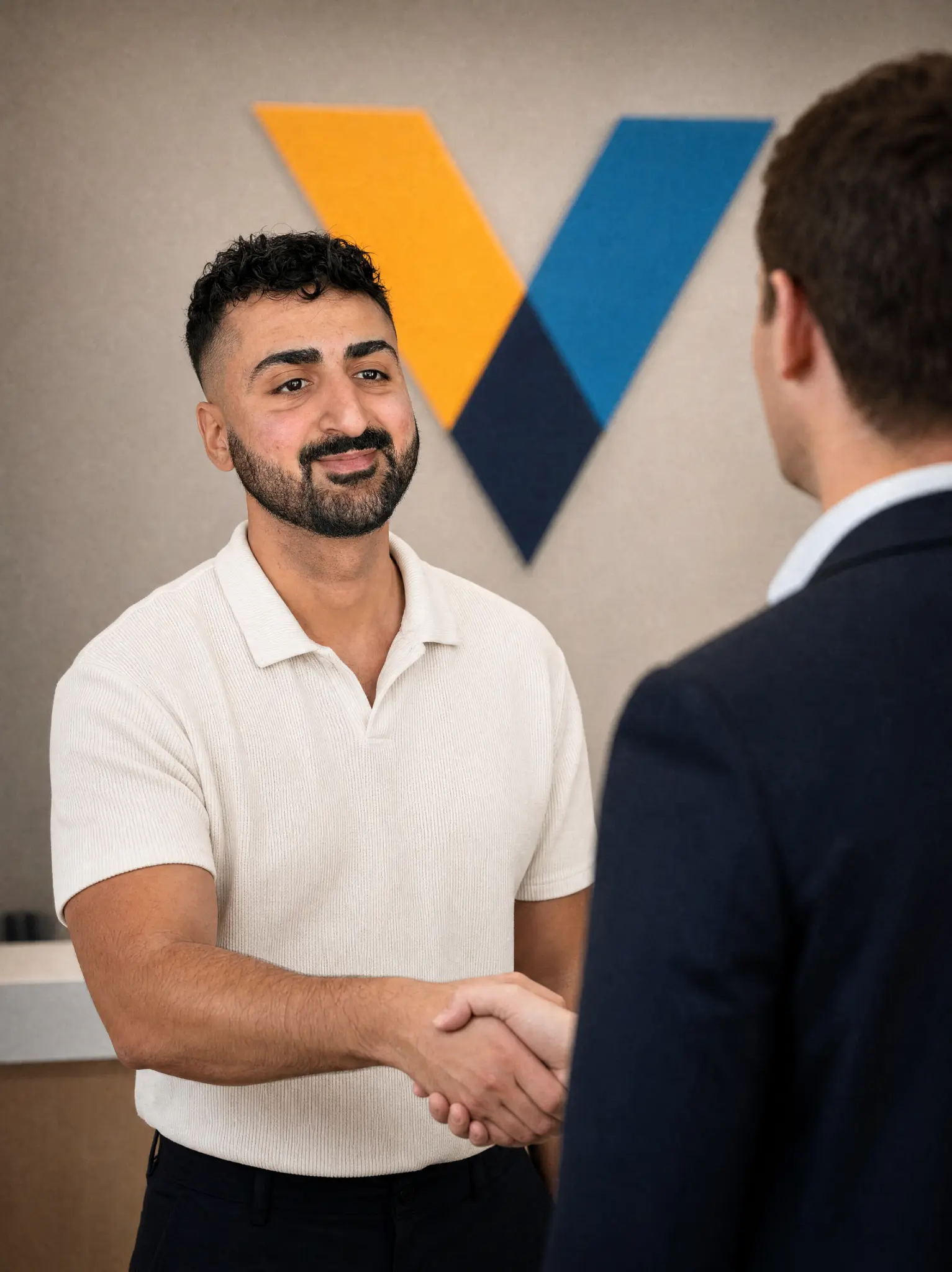 Tarik Hasan, Gründer von Viralio, im persönlichen Kundengespräch